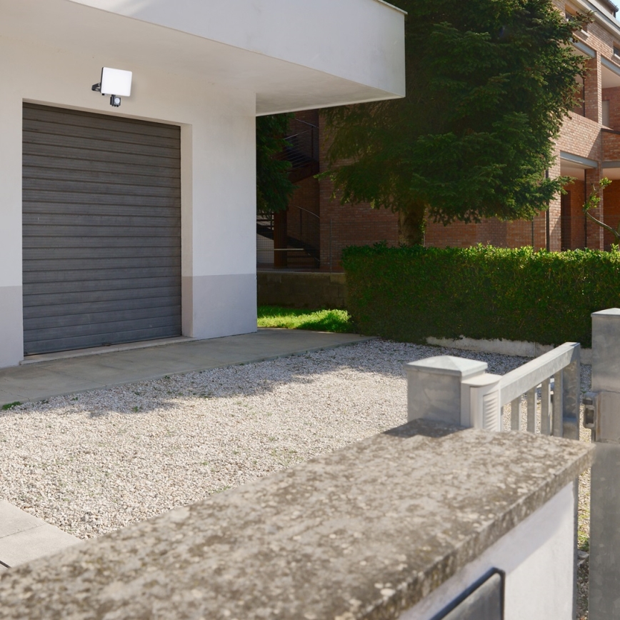 LED-ulkovalonheitin anturilla LED/20W/230V 5000K IP44