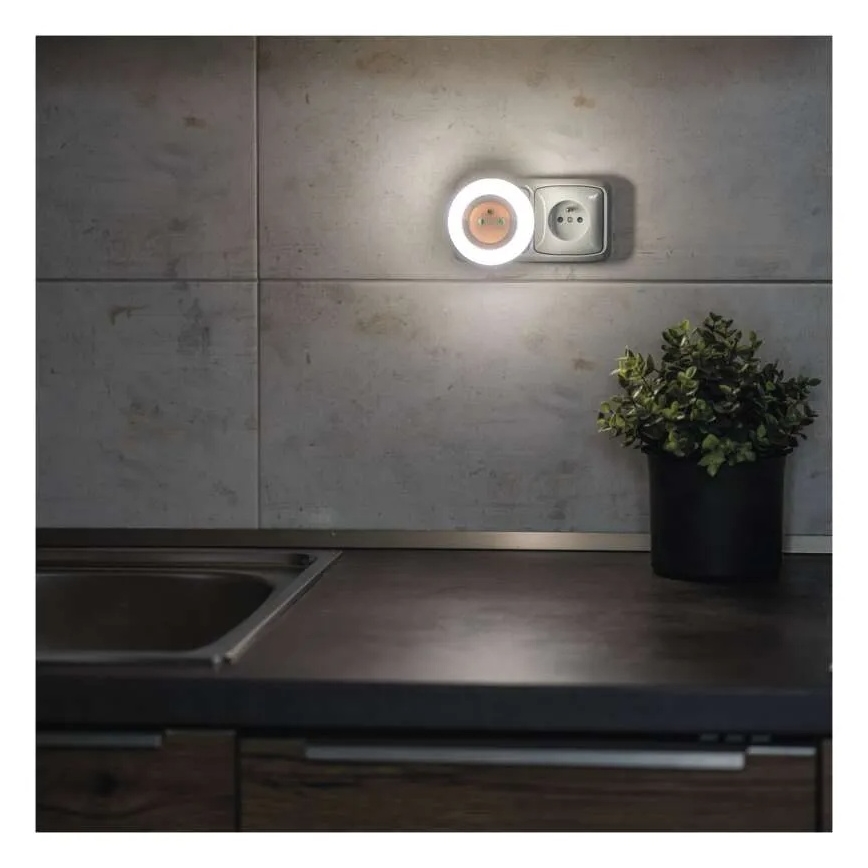 LED-yövalo anturilla ja pistorasialla LED/0,3W/230V