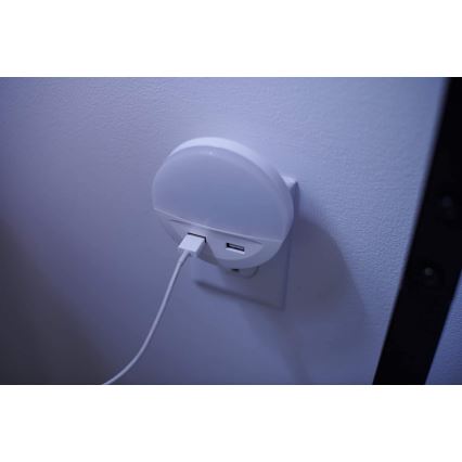 Ledvance - LED-pistorasiaan liitettävä yövalo anturilla LUNETTA 2xUSB LED/13W/230V