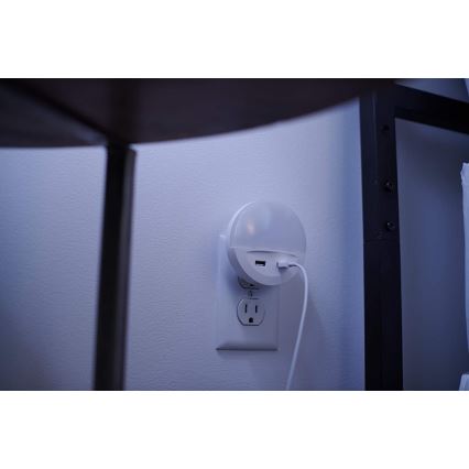 Ledvance - LED-pistorasiaan liitettävä yövalo anturilla LUNETTA 2xUSB LED/13W/230V
