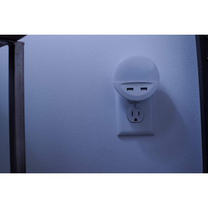 Ledvance - LED-pistorasiaan liitettävä yövalo anturilla LUNETTA 2xUSB LED/13W/230V