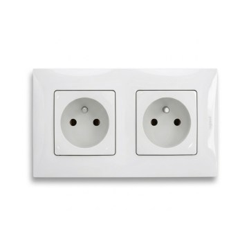 Legrand - Kaksoispistorasia kotitalouskäyttöön NILOE-kehyksellä 250V valkoinen