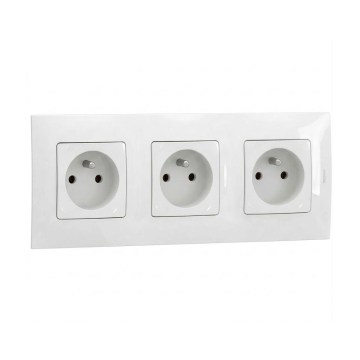 Legrand - Kolmoispistorasia kotikäyttöön kehyksellä NILOE 250V valkoinen
