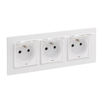 Legrand - Kolmoispistorasia ulkokäyttöön kotitalouskäyttöön, kehyksellä NILOE STEP 250V IP44 valkoinen