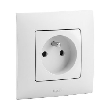 Legrand - Kotitalouspistorasia kehyksellä NILOE 250V valkoinen