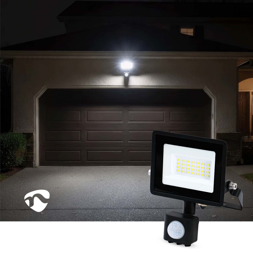 LED-valonheitin pistorasiaan liiketunnistimella ja hämäräkytkimellä LED/20W/230V IP44