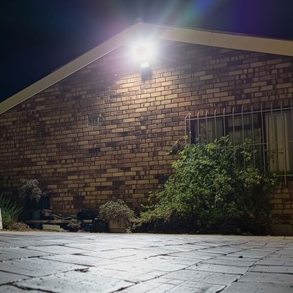 LED-himmennettävä heittovalo pistorasiaan liiketunnistimella SmartLife LED/20W/230V 3000-6500K IP44 Wi-Fi