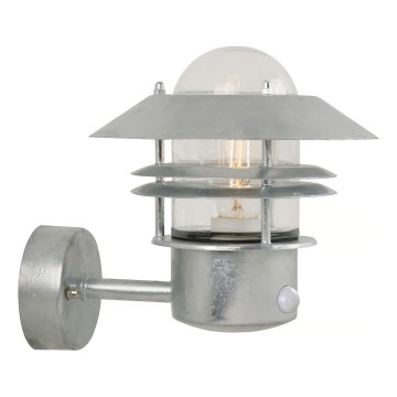Nordlux - Ulkovalo anturilla BLOKHUS 1xE27/60W/230V IP54 hopea