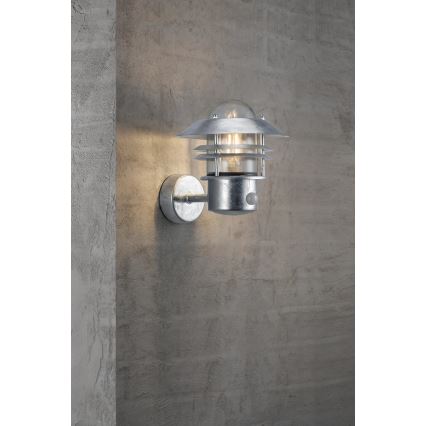 Nordlux - Ulkovalo anturilla BLOKHUS 1xE27/60W/230V IP54 hopea
