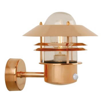 Nordlux - Ulkovalo anturilla BLOKHUS 1xE27/60W/230V IP54 kupari