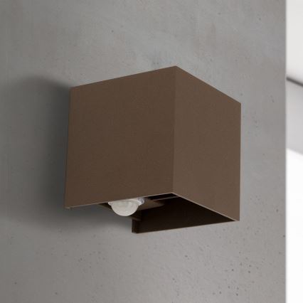 Ulkoseinävalaisin liiketunnistimella ja hämäräkytkimellä CUBE-S LED/13W/230V IP54 ruskea