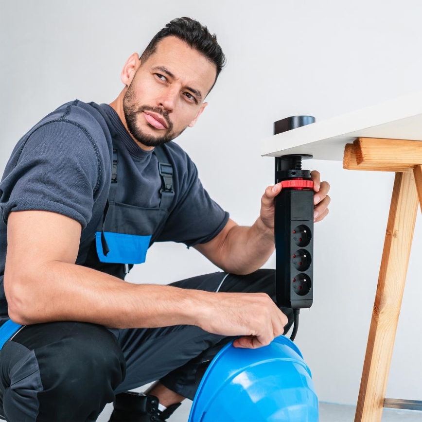 Pöytäkiinnitteinen jatkojohto 3 pistorasiaa (tyyppi E) + 2xUSB-A + 1xUSB-C 1,5m musta