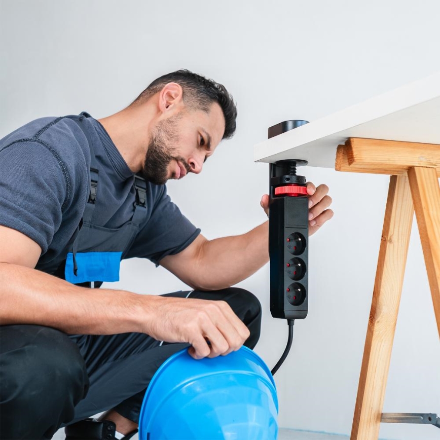 Pöytäkiinnitteinen jatkojohto 3 pistorasiaa (tyyppi E) + 2xUSB-A + 1xUSB-C 1,5m musta