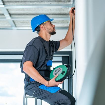 Retlux - kelallinen jatkojohto, 3 pistorasiaa, Tyyppi E, 10 m, vihreä/musta