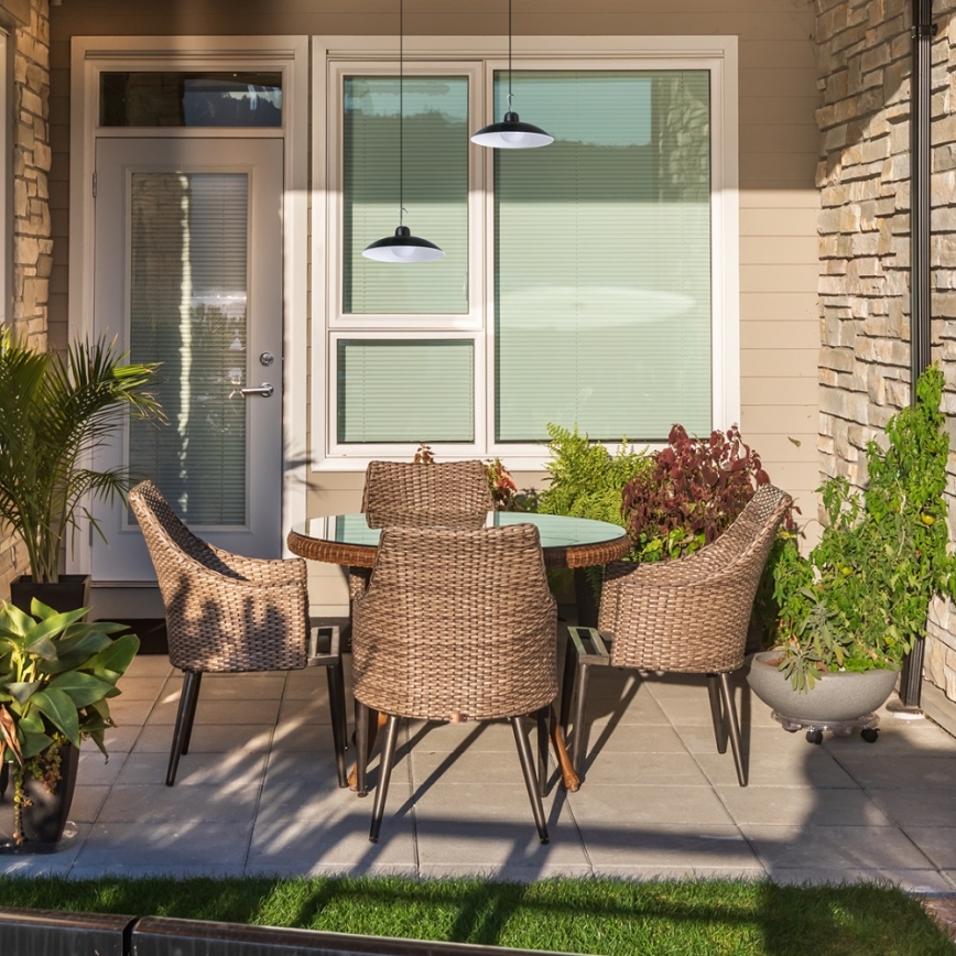 SARJA 2 kpl LED aurinkokäyttöisiä riippuvalaisimia hämäräkytkimellä LED/6W/3,7V 2000 mAh IP44 + kaukosäädin