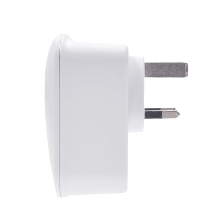 Matka-adapteri UK-pistorasiaan 230V 2x USB-A + 1x USB-C