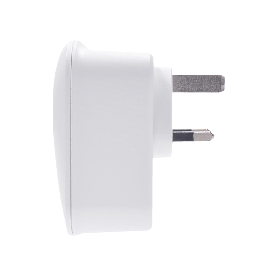 Matka-adapteri UK-pistorasiaan 230V 2x USB-A + 1x USB-C