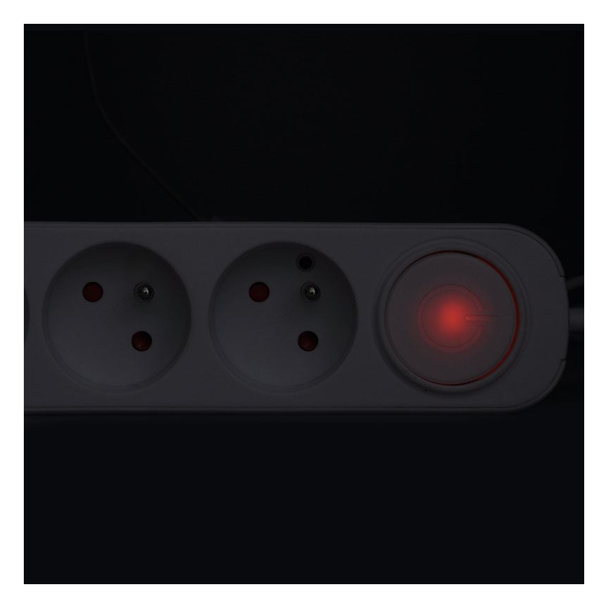 3-osainen jatkojohto kytkimellä, USB-A- ja USB-C-latauksella, 3 m