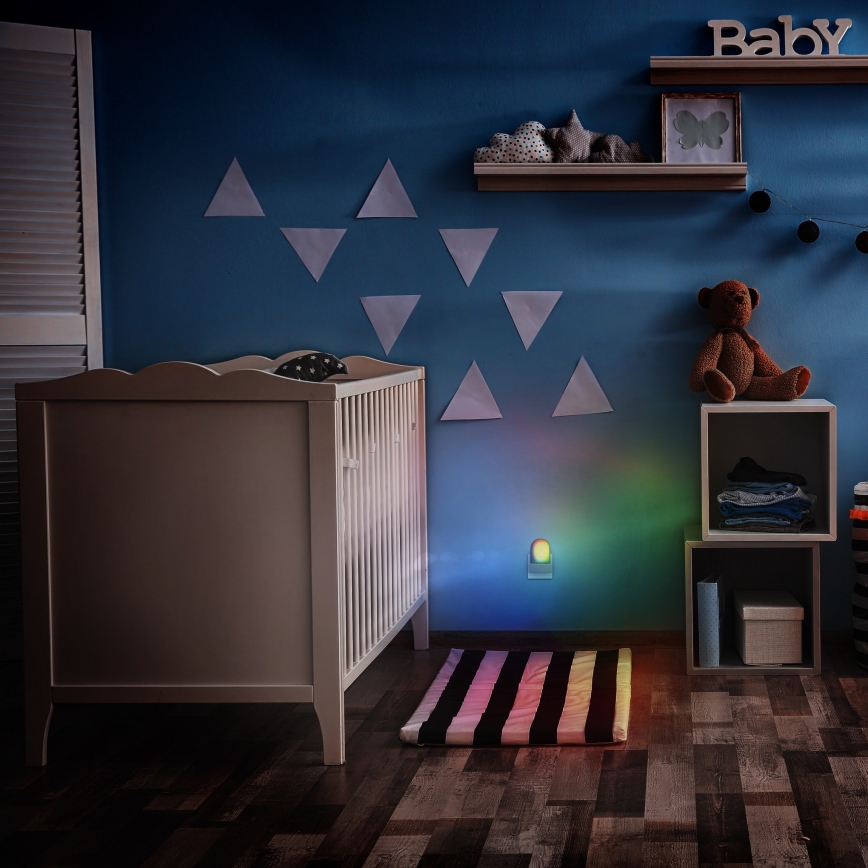 LED RGB -suuntapistorasiavalo anturilla LED/0,5W/230V