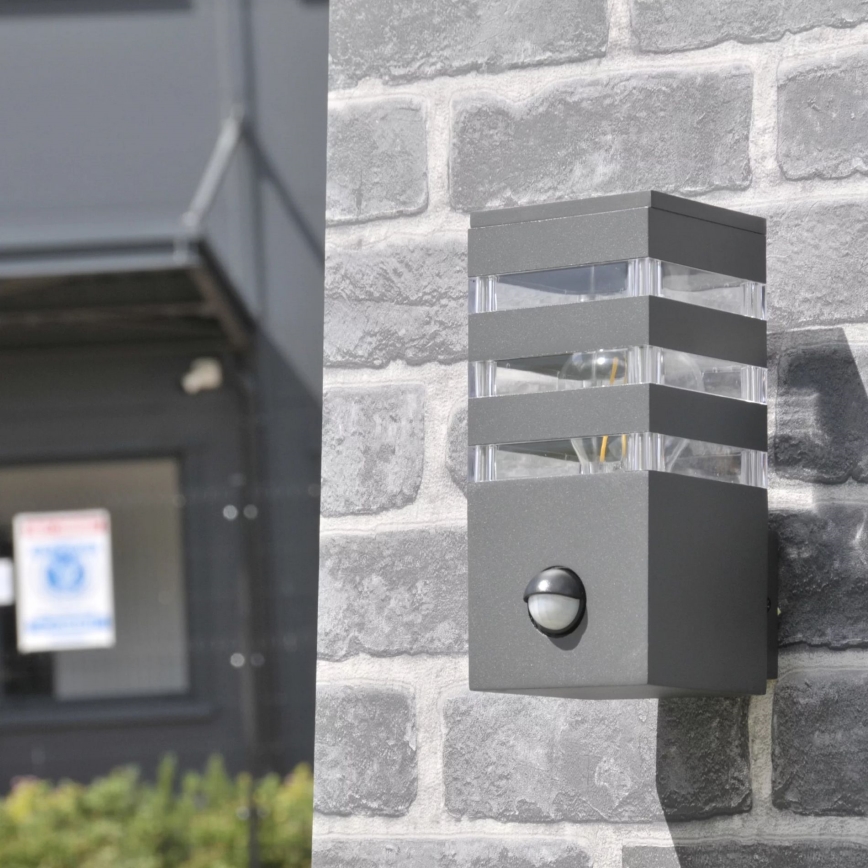 Ulkoseinävalaisin anturilla TEKSAS 1xE27/12W/230V IP44 antrasiitti