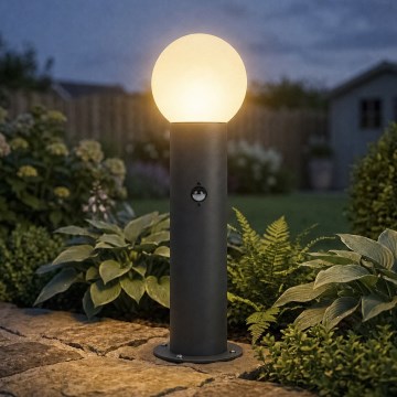 Ulkovalaisin liiketunnistimella ja hämäräkytkimellä STONO 1xE27/15W/230V 80 cm IP65 antrasiitti