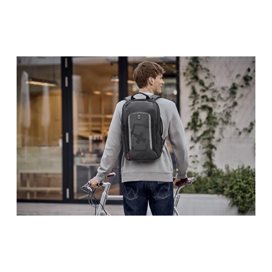 Victorinox - Laajennettava reppu Touring 2.0 Traveler 33 l musta